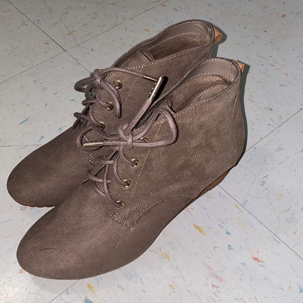 NEW Cute Dr. Scholl’s taupe wedge booties